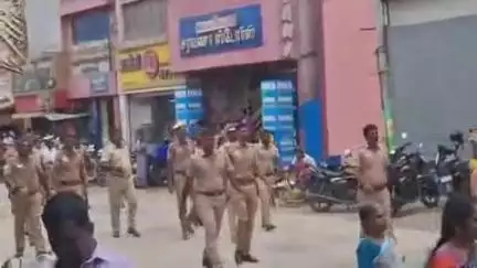சிவகாசி: சிவகாசியில் பழமை வாய்ந்த சிவன் கோவில் தேரோட்டம் பக்தர்கள் எதிர்ப்பால் பாதியில் நிறுத்தப்பட்டு பேச்சுவார்த்தைக்கு பின்பு மீண்டும் தேரோட்டம் நடைபெற்