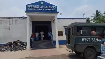 ভগবানগোলা ১: কুঠিরামপুরে জুয়ার আসরে পুলিশের হানা, ৫ জন গ্রেফতার