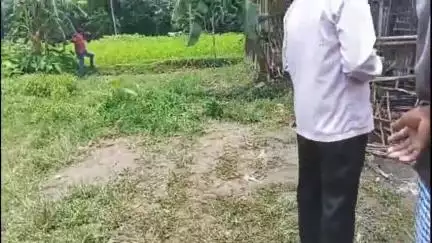 ময়নাগুড়ি: ময়নাগুড়ি ব্লকের পদমতি এক নং গ্রাম পঞ্চায়েতের ব্রহ্মপুর বাজার সংলগ্ন এলাকায়  একটি ঘটনাকে ঘিরে চাঞ্চল্য
