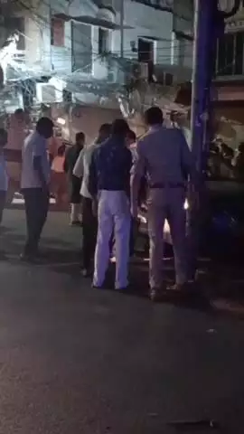 लाटूश रोड पर तेज रफ्तार कार सवार ने फुटपाथ पर खड़े लोगों को मारी टक्कर, मौके पर पहुंची पुलिस