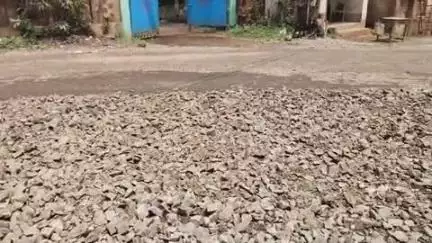 মুরারই ১: খবরের জেরে রাজগ্রাম প্রাথমিক স্বাস্থ্য কেন্দ্রের সামনের বেহালা রাস্তার শুরু হল মেরামতির কাজ #jansamasya