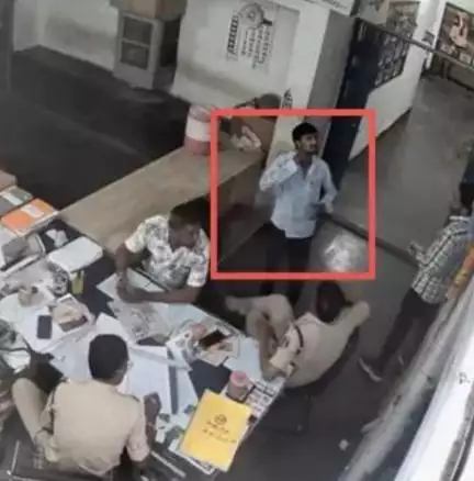 ছত্তিশগড়ে থানার ভিতরে ব্লেড দিয়ে গলা কেটে আত্মহত্যার চেষ্টা যুবকের