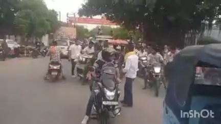 हाथरस: सदर कोतवाली थाना क्षेत्र के मंगल भवन गेस्ट हाउस के पास तेज गति से बाइक अनियंत्रित होकर दूसरी बाइक से टकराई, एक व्यक्ति घायल