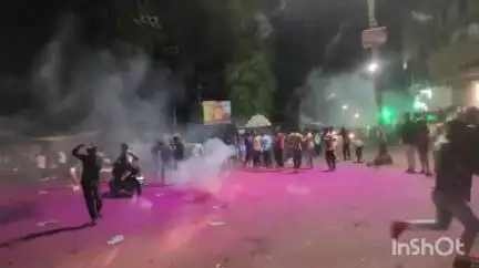 मिरज: आयपीएलच्या अंतिम सामन्यात आरसीबी जिंकल्यावर मिरज मार्केट परिसरात समर्थकांची हुल्लडबाजी; पोलिसांकडून लाठ्यांचा प्रसाद