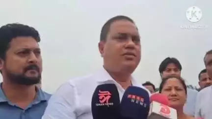দেৰগাঁও: দেৰগাঁৱত বানপানীৰ ফলত ছিগা মথাউৰিৰ খবৰ ল'বলৈ উপস্থিত সাংসদ কামাখ্যা প্ৰসাদ তাছা, ৰাইজক আতংকিত নহ'বলৈ আহ্বান সাংসদগৰাকীৰ