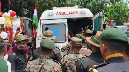 नाहन: शंभू वाला पहुंचा सिक्किम में शहीद लॉस नायक मनीष ठाकुर का पार्थिव शरीर, लोगों ने तिरंगे झंडे के साथ किया स्वागत
