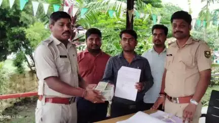 दिघलबैंक: दिघलबैंक पुलिस ने माइक्रो फाइनेंस कंपनी के मैनेजर को लूट के लाखों रुपये लौटाए