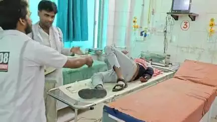 मिर्ज़ापुर: कटरा कोतवाली थाना क्षेत्र के नटवा रेलवे ट्रैक पर गंभीर रूप से घायल अवस्था मिला अज्ञात युवक, ट्रामा सेंटर में इलाज जारी