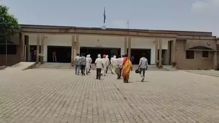 खलीलाबाद: ग्राम भौरियार में 35 वर्ष पहले खरीदी जमीन पर खेती करने से पुत्र द्वारा दबंगई के बल पर रोका जा रहा है