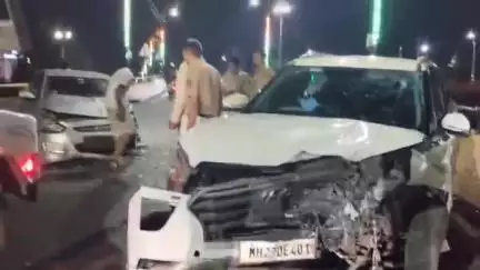 अमरावती: राजापेठ उड्डाण पुलावर दोन कारची आमने-सामने जोरदार धडक, दोन्ही गाड्यांचे मोठे नुकसान