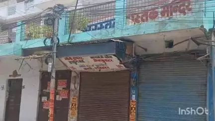 गोरखपुर: प्रवर्तन दल की टीम पर मारपीट का आरोप लगाते हुए व्यापारियों ने जुबली से बक्शीपुर तक दुकानों को बंद कर जताया विरोध