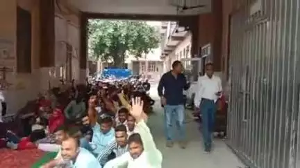 बहादुरगढ़: बकाया वेतन को लेकर सफाई कर्मचारियों की हड़ताल दूसरे दिन भी जारी, शहर में लगे कूड़े के ढेर