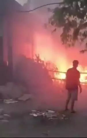 ललितपुर: बिरधा में पंजाब नेशनल बैंक के बगल में खाली मैदान में रखे भूसे में अचानक लगी आग, मची अफरा-तफरी, वीडियो हुआ वायरल