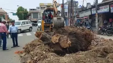 मैनपुरी: भावत चौराहे पर किए गए अतिक्रमण को PWD ने बुलडोजर से हटवाया
