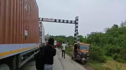করিমগঞ্জ: শালচাপড়ায় জাতীয় সড়ক বন্যার জলে প্লাবিত হওয়ার জনদূর্ভোগ চরমে‌