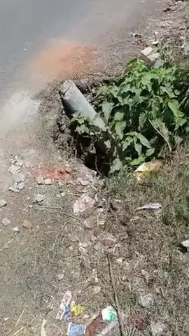 त्रिलोकपुर सि‌हाली रोड पर गड्ढा