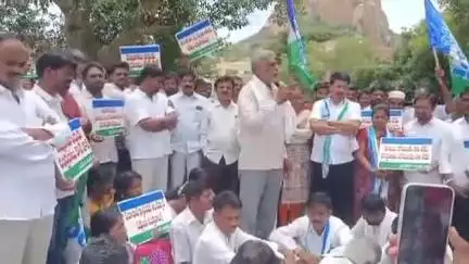 కూటమి ప్రభుత్వం అన్ని వర్గాలకు వెన్నుపోటు పొడిచిందని మడకశిరలో  వైకాపా నాయకుడు రవి శేఖర్ రెడ్డి విమర్శలు.