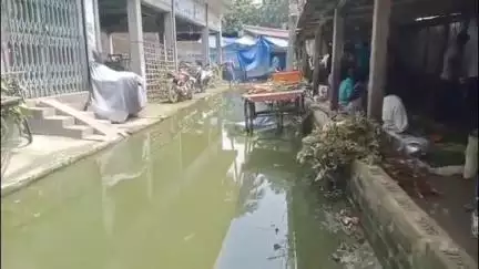 শান্তিপুর: বেহাল নিকাশি ব্যবস্থা,বৃষ্টির জমা জলে নরক যন্ত্রনা সহ্য করে ব্যবসা চালাচ্ছেন শান্তিপুর রেল বাজারের ব্যবসায়ীরা#jansamasya