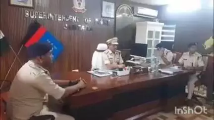 जामताड़ा: बकरीद को लेकर एसपी ने पुलिस पदाधिकारियों के साथ की बैठक, संवेदनशील क्षेत्रों में विशेष चौकसी का निर्देश