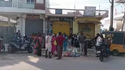 నిజామాబాద్ సౌత్: నగరంలో రేషన్ బియ్యం కోసం పడిగాపులు కాస్తున్న జనం, మూడు రోజులు గడుస్తున్నా బియ్యం పంపిణీ చేయడం లేదని ఆగ్రహం #localissue