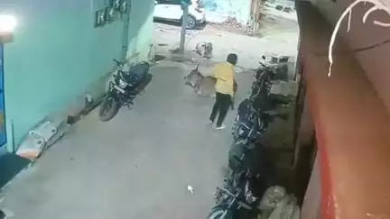 कवर्धा: कवर्धा में दिनदहाड़े बाइक चोरी की वारदात सीसीटीवी कैमरे में हुई कैद, पुलिस कर रही अज्ञात चोर की तलाश