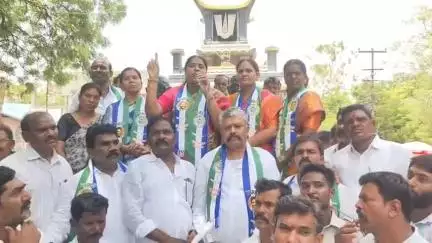 పత్తికొండ: పత్తికొండలో మాజీ ఎమ్మెల్యే శ్రీదేవి ఆధ్వర్యంలో వైసీపీ నేతలు వెన్నుపోటు దినాన్ని పెద్ద ఎత్తున ర్యాలీ