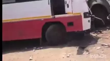 लखीमपुर: ओयल पुलिस चौकी क्षेत्र के सुन्शी गांव के पास तेज रफ्तार रोडवेज बस ट्रक में घुसी, करीब सात लोग गंभीर रूप से घायल