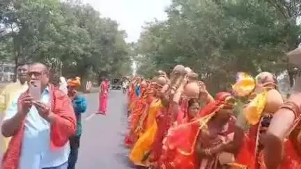 खैरा: खैरा प्रखंड के बाघा खाँड़ गांव में नवनिर्मित काली मंदिर में काली मां की प्राण प्रतिष्ठा को लेकर निकली कलश शोभा यात्रा