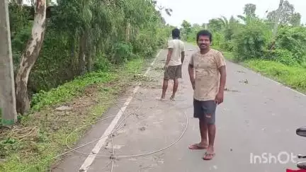 বাসন্তী: শংকর মোড় এলাকায় প্রাকৃতিক দুর্যোগে ইলেকট্রিক পোস্টার ভেঙে পড়ে, সকাল থেকেই যুদ্ধকালীন তৎপরতায় কাজ শুরু হয়েছে