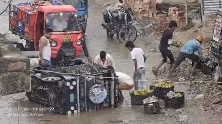 परिहार: परिहार बाबा चौक पर ई-रिक्शा पलटने से अफरा-तफरी मची