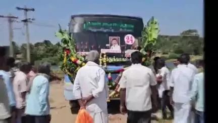 சூளகிரி: பேரிகையிலிருந்து சிந்தல்தொட்டி கிராமத்திற்கு அரசு பேருந்தை இயக்கிய எம்எல்ஏ: மாணவர்கள் பொதுமக்கள் மகிழ்ச்சி