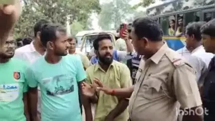 রতুয়া ২: অচিন্তলা এলাকায় রাস্তার বেহাল অবস্থা থাকায় রাস্তা অবরোধ করে বিক্ষোভের শামিল হলেন এলাকাবাসী#jansamasya