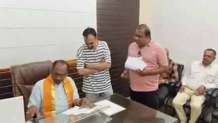 बड़गांव: सांसद ने कलेक्ट्रेट स्थित ऑफिस में की जनसुनवाई, नागरिकों से सुने अभाव और आरोप