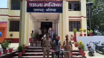बांसडीह: चांदू पाकड़ जाने वाली सड़क के समीप से चोरी की दो साइकिल के साथ मनियर पुलिस ने एक अभियुक्त को किया गिरफ्तार