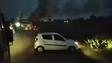 जयपुर: जयपुर टोंक नेशनल हाईवे 52 पर चाकसू के पास बीती रात टायर फटने से ट्रक में लगी आग, चालक और खलासी ने कूदकर बचाई जान