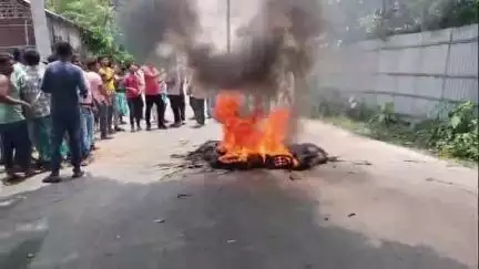 ইসলামপুর: কিশোরকে ফেরানোর দাবি ও অভিযুক্তদের গ্রেফতারের দাবিতে ইসলামপুর থানার ছোঘরিয়া এলাকায় রাজ্য সড়ক অবরোধ করে বিক্ষোভ
