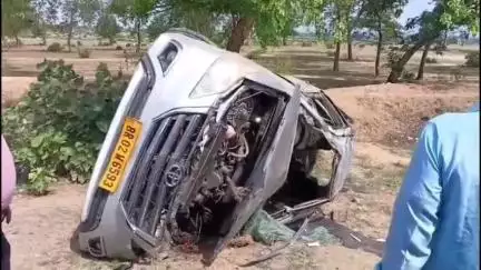 हंटरगंज: बलूरी खगड़वाटाड में तेज रफ्तार इनोवा कार पलटी, दो युवक गंभीर रूप से घायल