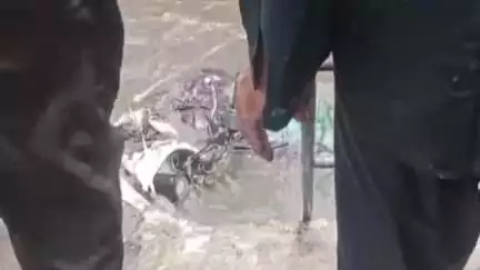 अजमेर: मार्टिन ब्रिज पर बारिश के चलते बाप-बेटे मोटरसाइकिल सहित गिरे नाले में, स्थानीय लोगों ने निकाला बाहर