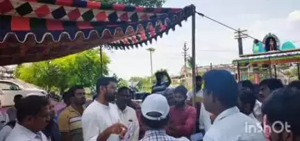 కొత్తగూడెం: లక్ష్మీదేవిపల్లిలో బంగారుచిలక గ్రామంలో నిర్వహిస్తున్న భూభారతిలో భూసమస్యలపై రైతుల ఇచ్చిన దరఖాస్తులను పరిశీలించిన కలెక్టర్