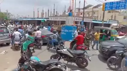 कांके: झारखंड बंद के समर्थन में पिठौरिया चौक पर लगाए गए जाम को पुलिस ने हटाया, आवागमन शुरू