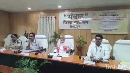 शिवहर: बाढ़ पूर्व तैयारी को लेकर प्रभारी मंत्री ने अधिकारियों के साथ समाहरणालय में की समीक्षा बैठक