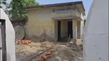 तमकुही राज: करजहा में शौचालय की टंकी के ऊपर लग रहा पानी का आरओ, शिकायत पर कार्यदायी संस्था के लोगों पर धमकी देने का आरोप