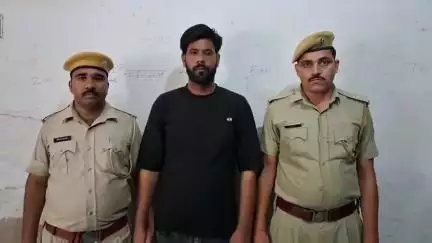 चूरू: महिला थाना पुलिस ने दहेज प्रताड़ना के मुकदमे में फरार चल रहे वारंटी को कलेक्ट्रेट सर्किल के पास से किया गिरफ्तार