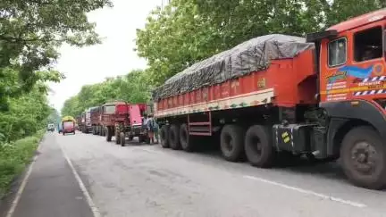 गोबिंदपुर राजनगर: आदिवासी संगठनों ने खोकरो में एनएच-220 मुख्यमार्ग पर किया चक्का जाम