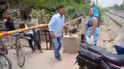 मऊ: बाल निकेतन तिराहे पर स्थित रेलवे फाटक बंद होते समय टूटा, सैकड़ों गाड़ियों की लगी कतार; लोग हुए परेशान