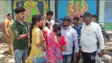భద్రకాళి దేవస్థానం ఆలయంలో తన కూతురుకు ఫోన్ చేసి వేధిస్తున్నాడంటూ యువకుడిపై పిడుగులు గుద్దిన యువతి తల్లి, బంధువులు