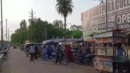 दतिया नगर: जिला अस्पताल के मुख्य द्वार पर ऑटो चालकों का जमावड़ा, पुलिस ने एक दिन की कार्यवाही कर निभाई औपचारिकता