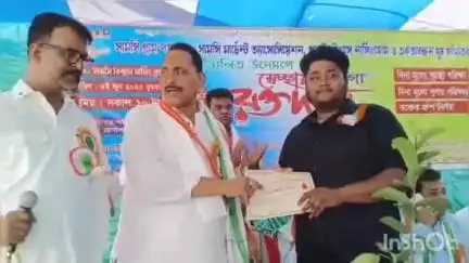 রতুয়া ১: সামসি এলাকায় আয়োজিত স্বেচ্ছায় রক্তদান শিবির পরিদর্শন করলেন বিধায়ক সহ জনপ্রতিনিধিরা