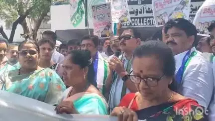 ఆదోని: ఆదోనిలో వెన్నుపోటు దినం కార్యక్రమానికి సంబంధించి ర్యాలీ నిర్వహించిన, వైఎస్ఆర్సిపి నాయకులు