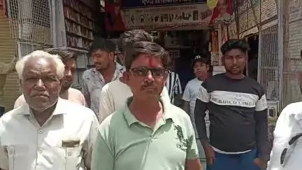कोलारस: कोलारस प्रशासन पर कांग्रेस नेता जितेंद्र शिवहरे ने अतिक्रमण के नोटिस पर कार्रवाई ना होकर गरीब लोगों का अतिक्रमण हटाया।